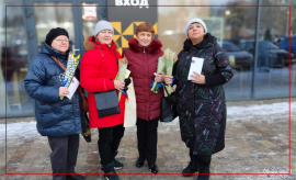 Члены ОП Усович ЕМ, Сьедина ЕА и Шмидт НН поздравили женщин нашего округа с  праздником 8 марта