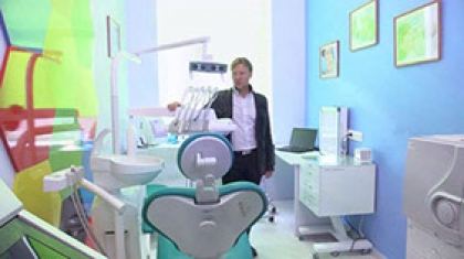 Радий Хабиров и Дмитрий Харатьян открыли стоматологический кабинет в школе №9