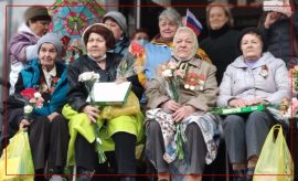 Член Общественной палаты Красногорска приняла участие в организации и проведении митинга-поздравления ветеранов ЖК «Парковые аллеи»
